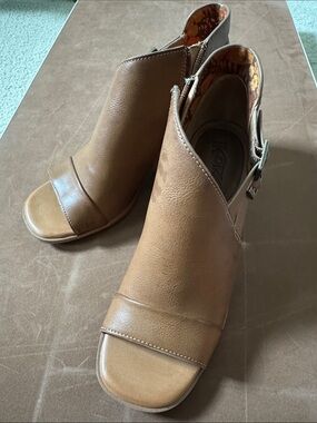 Kork-Ease Women's Tan Open-Toe Buckle Mule